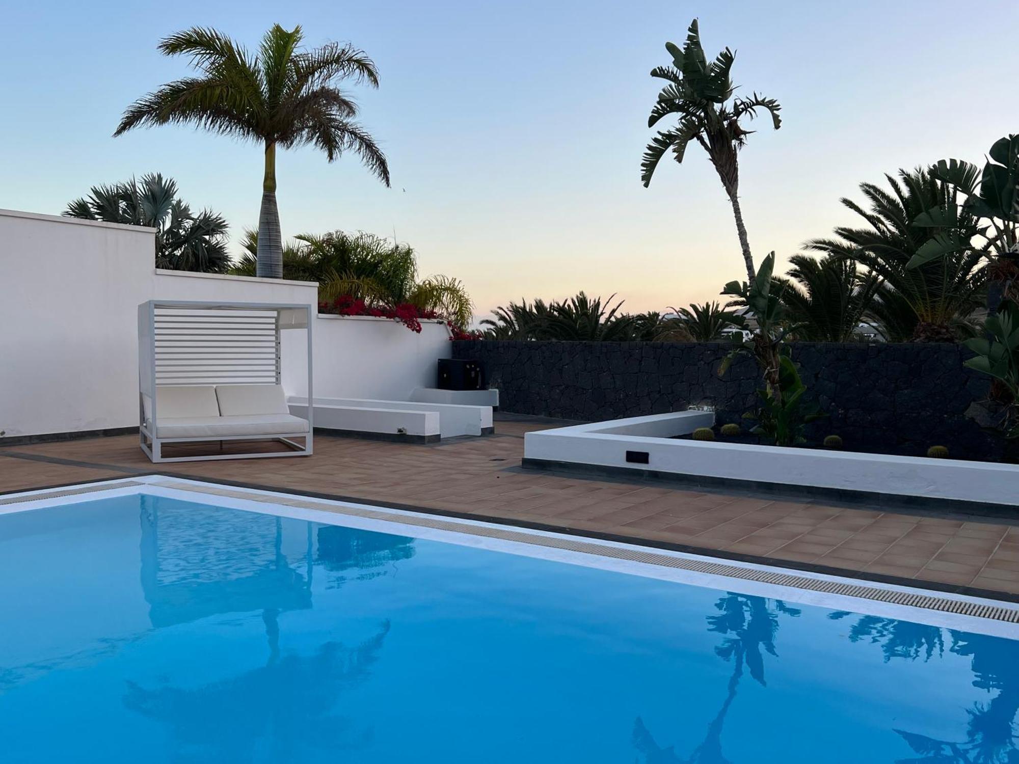 Villa Dedalos - A Luxury Large Villa With A Heated Pool In Пуэрто-Калеро Экстерьер фото