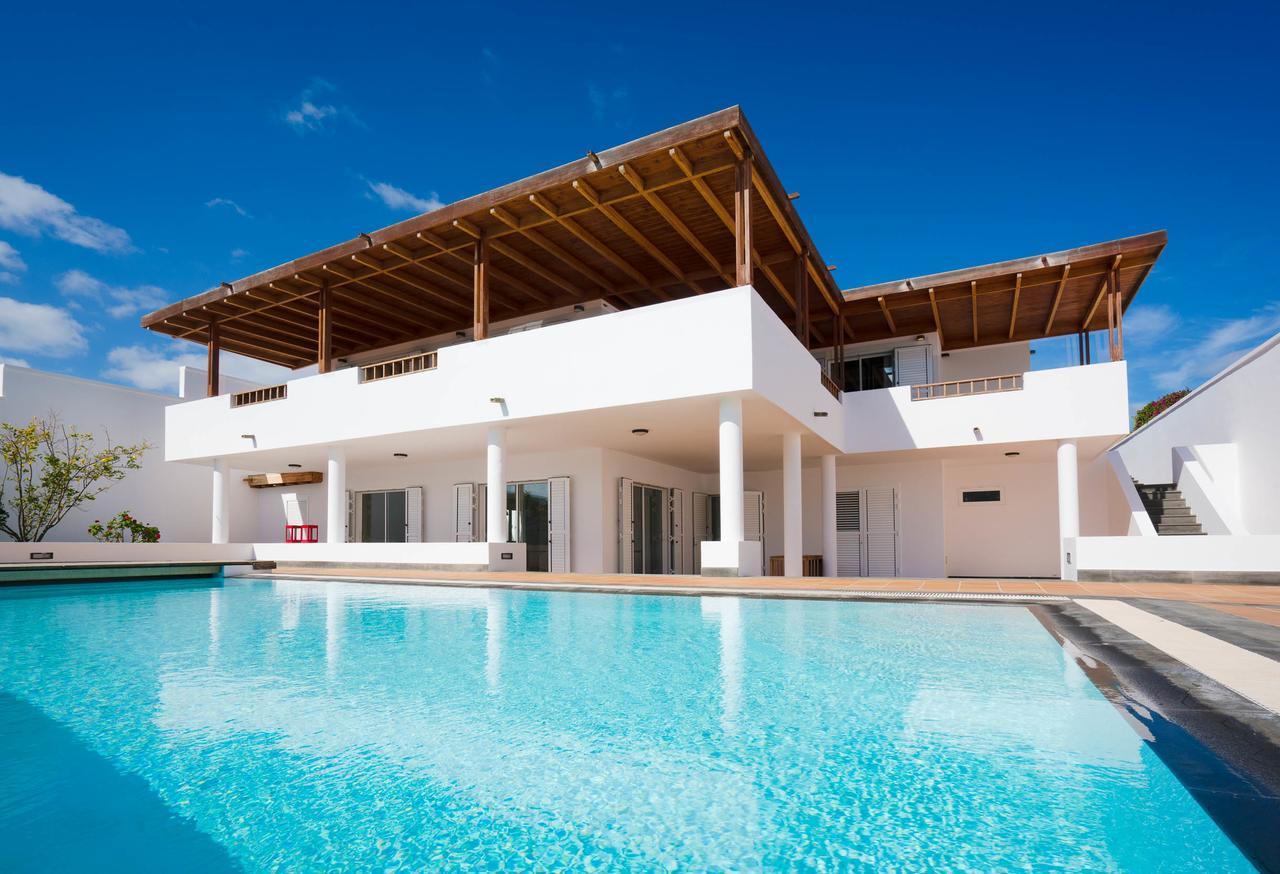 Villa Dedalos - A Luxury Large Villa With A Heated Pool In Пуэрто-Калеро Экстерьер фото